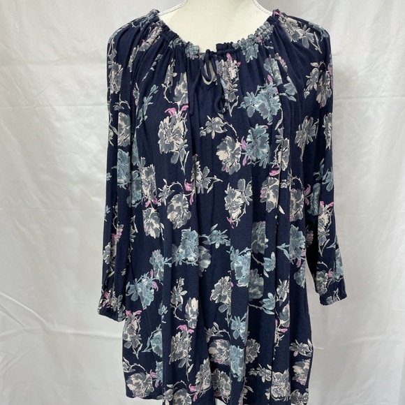 3/$35 Navy with pink, grey, blue flowers. Tie front 2X - Picture 1 of 3